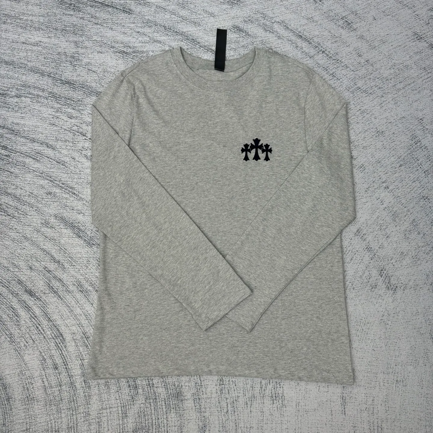 P300 Chrome Hearts/Chrome Hearts CH Black flocked cross round neck long sleeves Size: S/M/L/XL Custom-woven and dyed 40-yarn fabric with a scratchy surface pattern. The ready-made garments are made of YB consistent electrostatic flocking technology. It is not an ordinary lettering mold technology. The colors are also different at different angles. Brand new collar label (not the previous leather label) and washed label.